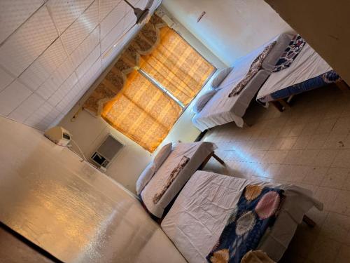 吉布提Addis Guest House Djibouti的享有高空景致的客房,设有两张床和一扇窗户。