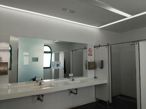 莫甘海滩Mondragón的浴室设有2个水槽和2面镜子