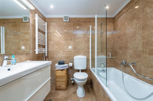 杜布罗夫尼克Apartment Pantofule的浴室配有卫生间、浴缸和水槽。
