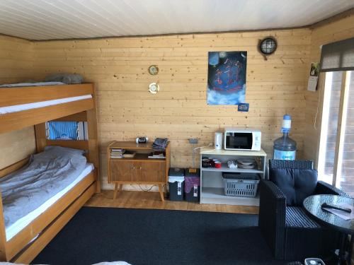 Väike-RakkeSaare-Toominga camping house的小房间设有双层床和微波炉