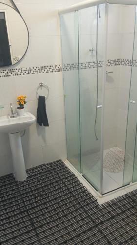 圣保罗SP HOSTEL的一间带玻璃淋浴和水槽的浴室