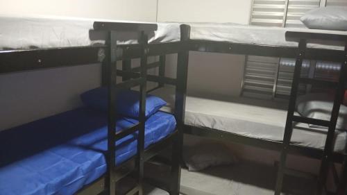圣保罗SP HOSTEL的客房内的两张双层床