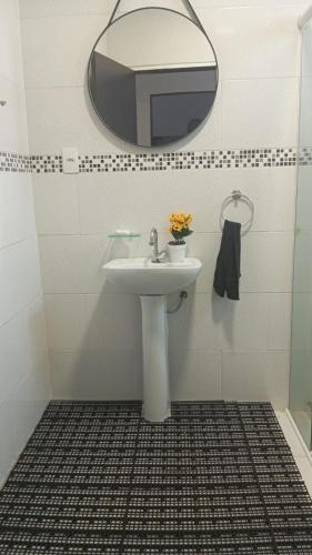 圣保罗SP HOSTEL的一间带水槽和镜子的浴室