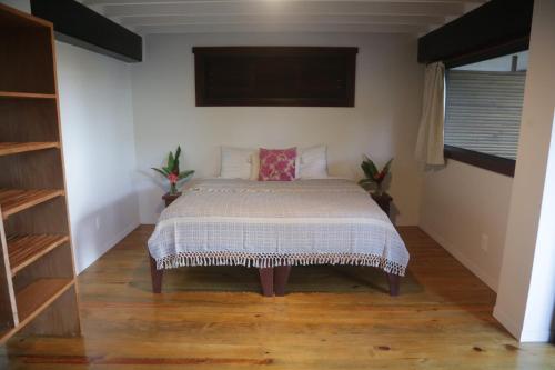 博卡斯德尔托罗Roam Yoga & Wellness Lodge的卧室配有一张床铺,墙上配有电视