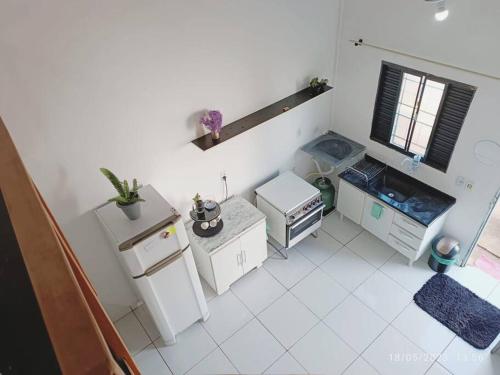 蓬塔波朗Apartamento Loft 03 Ponta Porã MS.的厨房铺有白色瓷砖地板,设有窗户。