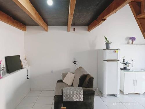 蓬塔波朗Apartamento Loft 03 Ponta Porã MS.的带沙发和冰箱的客厅