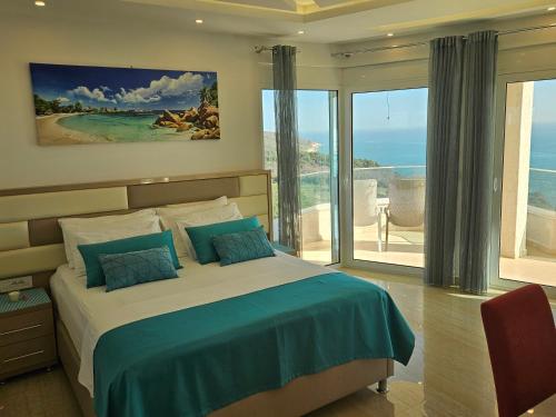 乌尔齐尼Apartments D'Hermes的一间卧室设有一张床,享有海景