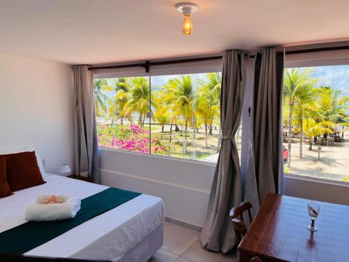 马拉戈日Pousada Enero的一间卧室设有一张床和一个美景窗户。