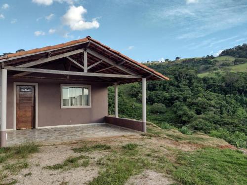 布埃诺布兰当Chalés Recanto das Flores的山顶上的小房子