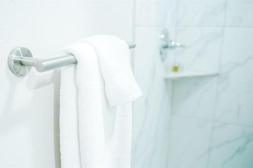 伦敦Holborn Home: Find Iconic London的浴室设有挂在门上的白色毛巾