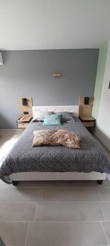 锡富尔勒普拉日Chambre climatisée 300 m de la mer的一间卧室配有一张床铺,床上有毯子