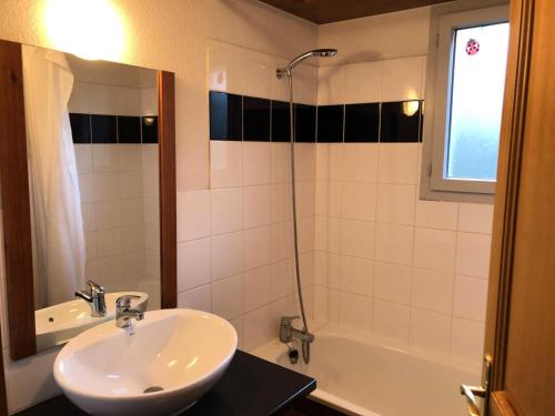 格尔姆Résidence Hameau De Balestas Mp - 3 Pièces pour 6 Personnes 171的白色的浴室设有水槽和淋浴。