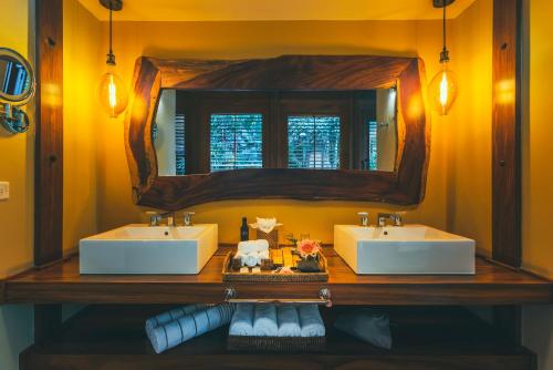 福尔图纳Amor Arenal Adults Friendly的浴室设有2个水槽和镜子