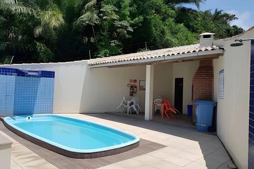 伊列乌斯Quarto e Sala - 200 M. Praia dos Milionários的一座房子旁的庭院中的游泳池