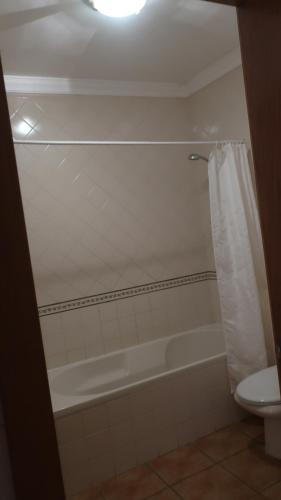 Praia VerdeCasa Bambu, Paraiso na Terra的浴室配有白色浴缸和卫生间。