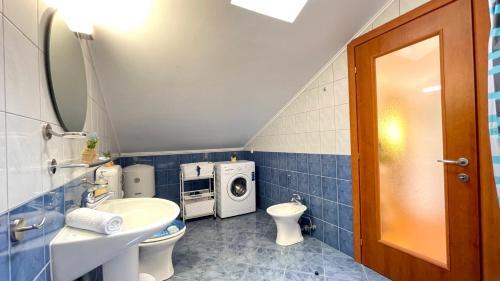卓得诺沃Apartment More的浴室配有卫生间水槽和洗衣机。
