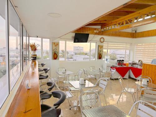 圣安德烈斯Hotel Grand Caribe的餐厅内带桌椅的房间