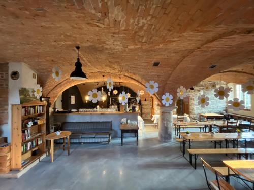 莱希纳DOM PIWOWARA的一间带木制天花板和桌子的餐厅和一间酒吧