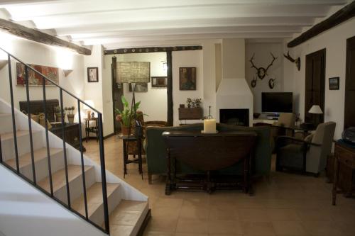 RubialesCasa el Tilo的客厅配有沙发和桌子
