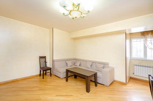 埃里温Amiryan15/7 Excellent apartment in the center的客厅配有沙发和桌子