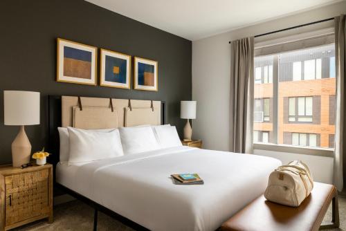 奥斯汀Sonder at East 5th的卧室设有一张白色大床和一扇窗户。