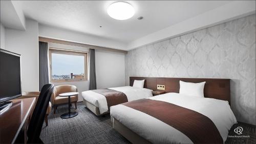 八户市大和鲁内八户市酒店的酒店客房设有两张床和电视。