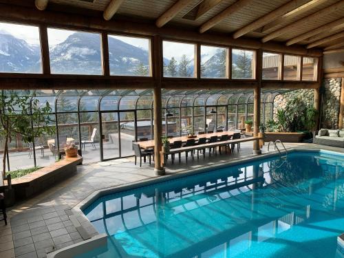 New DenverNew Denver Lodge的山景别墅内的游泳池