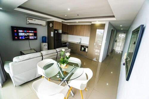 奥隆阿波Chequers Suites Subic Bay的客厅配有沙发和桌椅