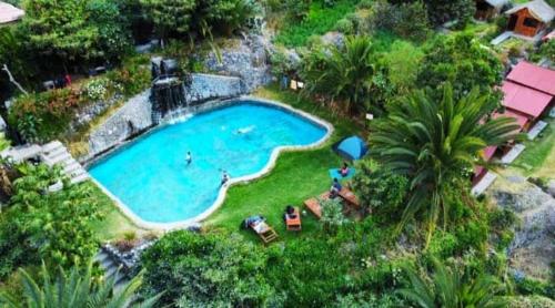 卡瓦纳科德Eden Lodge的享有庭院内游泳池的空中景致