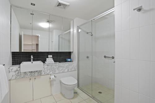 堤维德岬特威德创世纪公寓 的带淋浴、卫生间和盥洗盆的浴室