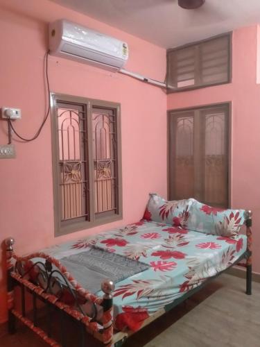 蒂鲁瓦纳马莱Shiva guest house的卧室配有一张床和空调