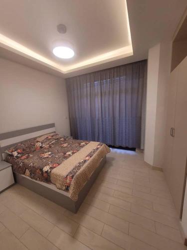 亚的斯亚贝巴Alsam Real Estate Gust House的一间带床的卧室,位于带窗户的房间内