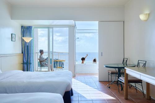 塔穆宁Hoshino Resorts RISONARE Guam的酒店客房设有两张床,享有海景。