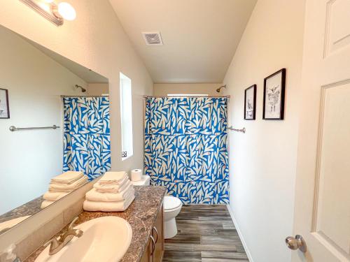 波威Ridgeview Oasis的一间带水槽和卫生间的浴室