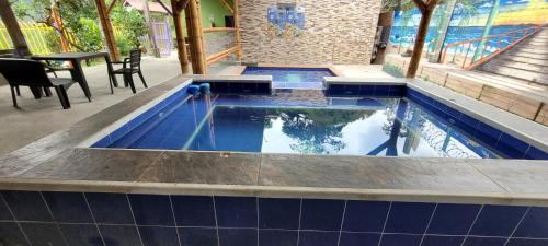 VillamaríaFinca los tucanes的一座带蓝色瓷砖的游泳池
