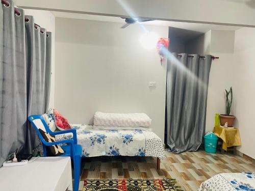 拜拉哈瓦Gautam HoUse的客房设有两张单人床和窗帘