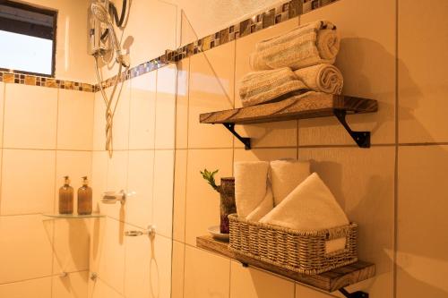 格雷西亚Victoria´s House的带淋浴、毛巾和篮子的浴室