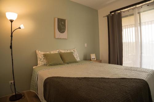 格雷西亚Victoria´s House的一间卧室配有床、灯和窗户