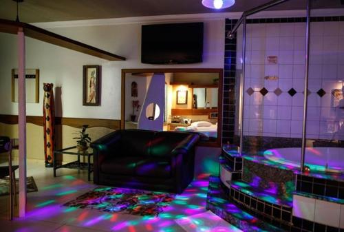福塔莱萨Bali Motel (Adults Only)的一间带浴缸和沙发的客厅