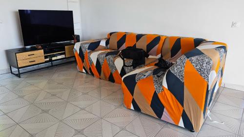 哥西尔Maison (Vu sur le Lagon)的客厅设有一张沙发,配有平面电视。