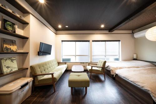 神户Kobe Motomachi Roji Building - Vacation STAY 16197的一间卧室配有一张大床和一张沙发