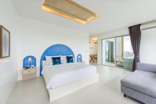 邦萨雷Costa Village Jacuzzi Bangsaray的一间卧室配有一张大床和一张沙发