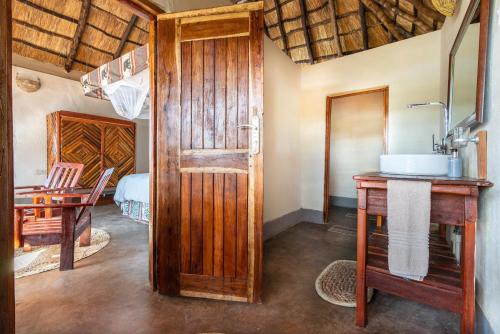 KakumbiNjobvu Safari的一间带水槽和木门的浴室