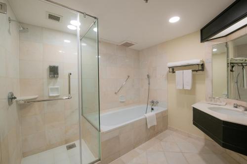 山打根沙巴大酒店的带淋浴、浴缸和盥洗盆的浴室
