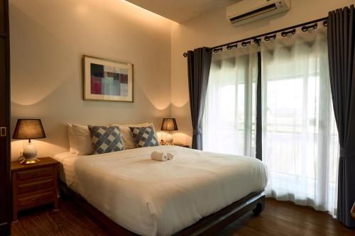 清迈Teera villa chiang mai ทีร่าวิลล่าเชียงใหม่的一间卧室,床上有泰迪熊