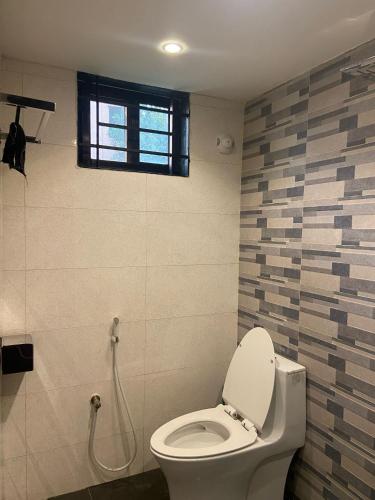 巴纳内拉斯Lovely studio flat的一间带白色卫生间的浴室和窗户。