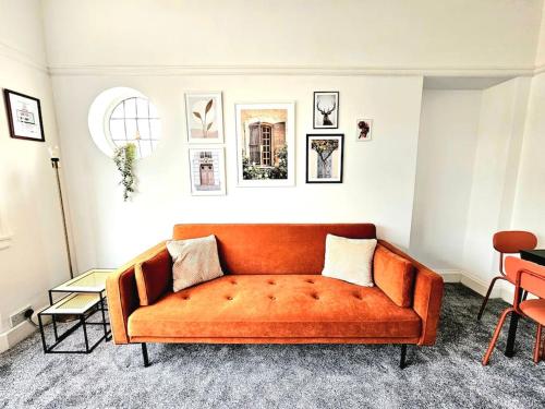 格拉斯哥Charming 3-Bed Oasis-free parking的客厅里一张橙色的沙发