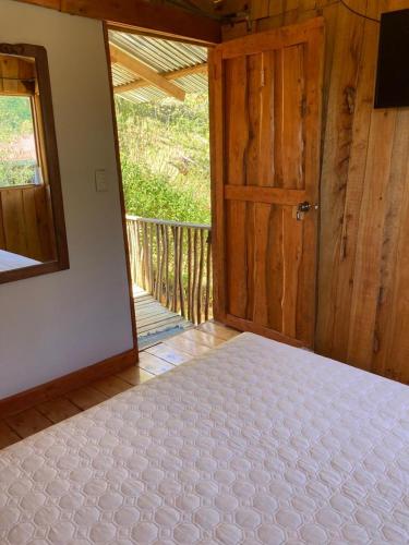 CopeyMario´s Lodge Providencia的一间卧室配有一张床和一扇木门