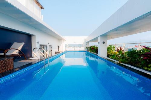 岘港ViAn Hotel And Spa Danang的享有大楼景致的游泳池