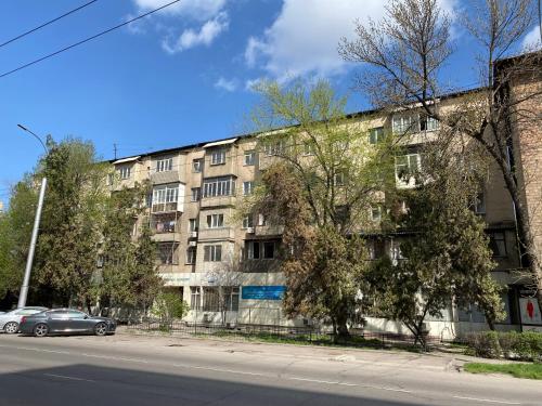 比什凯克Elegant 3-room apartment near iMall: Kievskaja Street的街道一侧的公寓楼